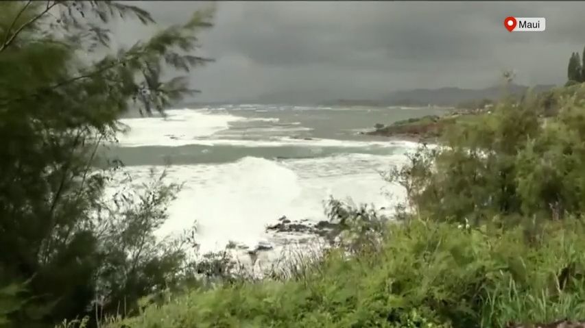 Video: Poplašné sirény a silné vlnobití. Havajské ostrovy zasáhl hurikán